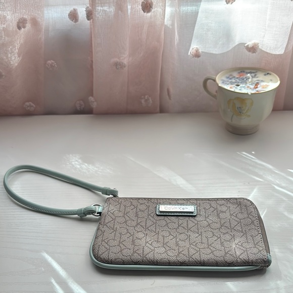 Calvin Klein Gray Wristlet - Picture 1 of 2